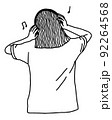 ヘッドホンで音楽を聴く女性 92264568