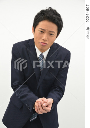 揉み手をする若い男性 92264607