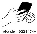 携帯を持つ手 92264740