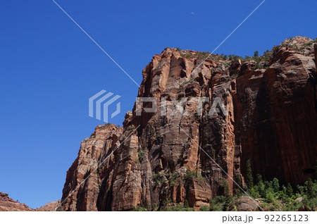 アメリカ ユタ州 ザイオン国立公園の岩山 92265123