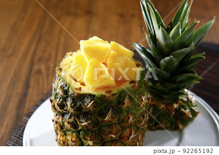 筒切りした完熟パイナップル 筒切りした完熟パイナップル 92265192