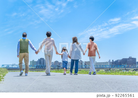 河川敷を散歩する家族三世代 92265561