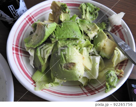 アボカド　皿の上のアボカド　緑の野菜　サラダ 92265756