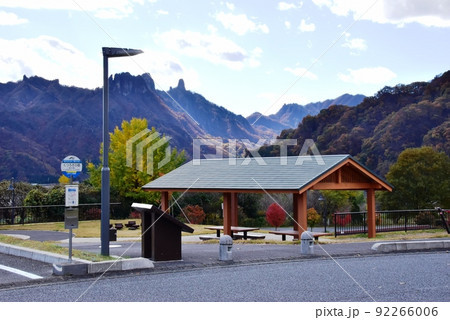 群馬県安中市　碓氷峠の森公園ふれあい広場と山並み 92266006