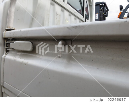 軽トラックの荷台の荷物を固定する際に使用するフック 92266057