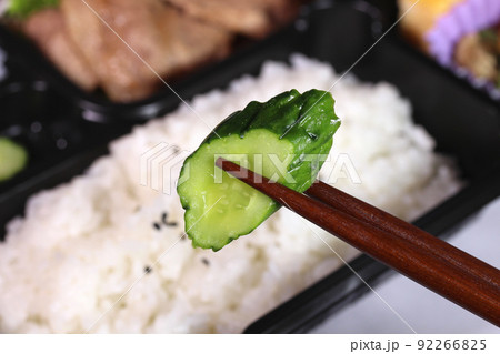 弁当を食べる キュウリの箸上げ 弁当を食べる キュウリの箸上げ 92266825