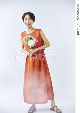 ブーケを持つ笑顔の女性　ビューティー　 92266859