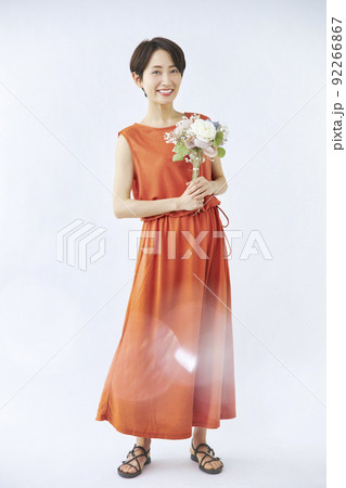 ブーケを持つ笑顔の女性　ビューティー　 92266867