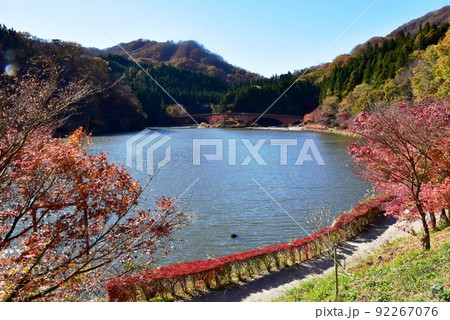 群馬県安中市　碓氷湖と散策路と紅葉 92267076
