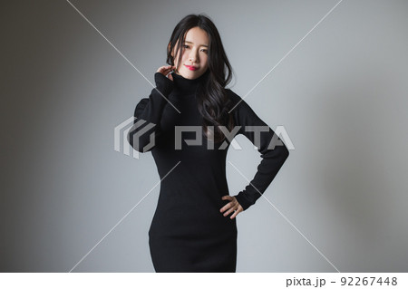 黒いニットワンピの女性　 92267448