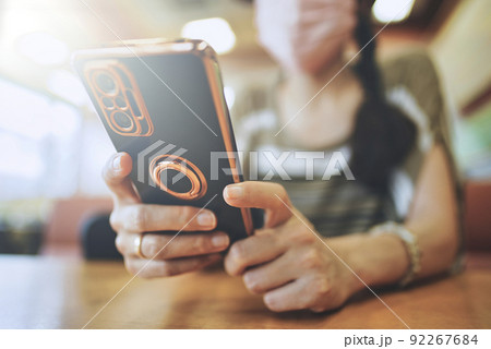 スマホを持つ女性の手元 92267684