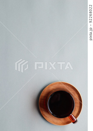 グレー背景にコーヒー右下コースターあり【コピースペース縦】 92268022