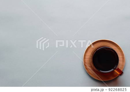 グレー背景にコーヒー右下コースターあり【コピースペース横】 グレー背景にコーヒー右下コースターあり【コピースペース横】 92268025