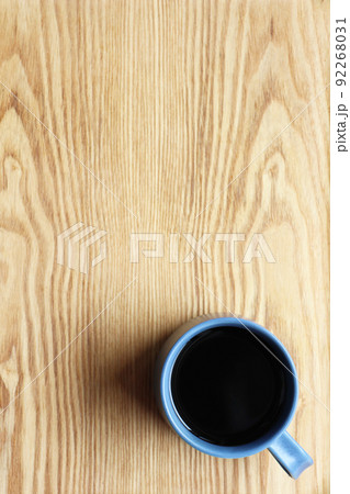 木目背景にコーヒー右下青カップ【コピースペースあり縦】 木目背景にコーヒー右下青カップ【コピースペースあり縦】 92268031