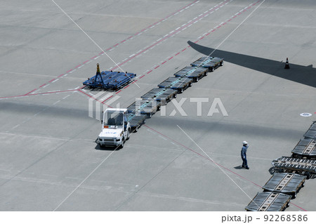 飛行機へ向かうタグ車　ANA 92268586