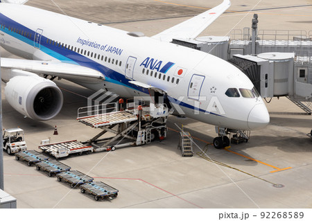 コンテナ取り卸し準備中 ANA コンテナ取り卸し準備中 ANA 92268589