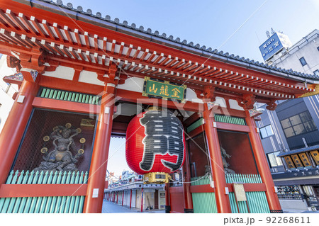 東京都台東区浅草　人気の観光スポット　快晴の浅草寺雷門 92268611