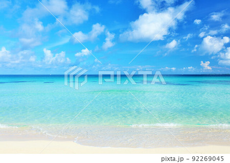 沖縄　宮古島　青空と海（撮影地：砂山ビーチ） 92269045