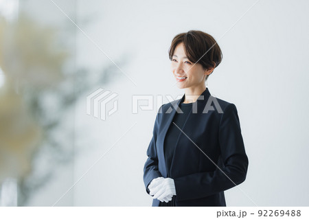白手袋をしたスタッフの女性 92269488