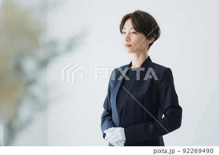 白手袋をしたスタッフの女性 92269490