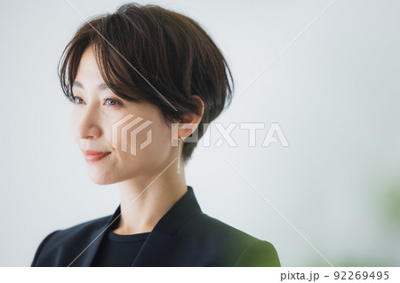 白手袋をしたスタッフの女性 92269495