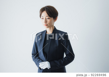白手袋をしたスタッフの女性 92269496