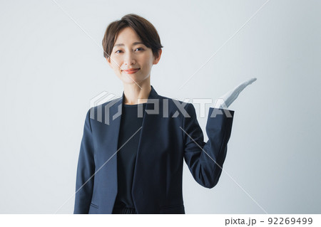 白手袋をしたスタッフの女性 白手袋をしたスタッフの女性 92269499