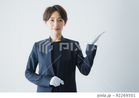 白手袋をしたスタッフの女性 白手袋をしたスタッフの女性 92269501