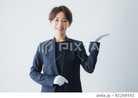 白手袋をしたスタッフの女性 白手袋をしたスタッフの女性 92269502