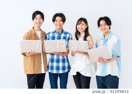大学生 キャンパスライフ 友達 仲間 パソコン Z世代 大学生 キャンパスライフ 友達 仲間 パソコン Z世代 92269833