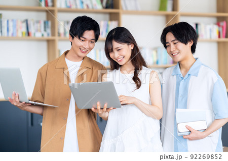 大学生　キャンパスライフ　友達　仲間　Z世代 92269852