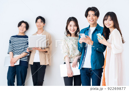 大学生　キャンパスライフ　Z世代　友達　仲間 92269877
