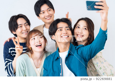 大学生 キャンパスライフ スマホ Z世代 セルフィー 友達 仲間 大学生 キャンパスライフ スマホ Z世代 セルフィー 友達 仲間 92269881