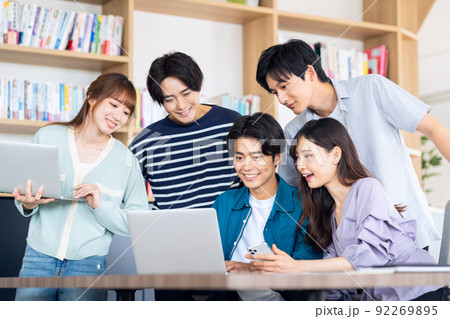 大学生 Z世代 キャンパスライフ 友達 勉強 教育 パソコンの写真素材 