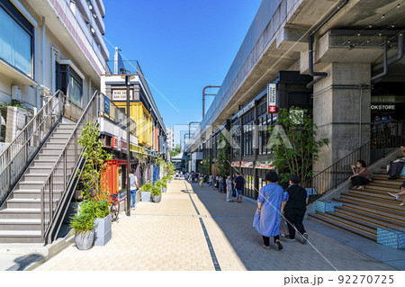 【東京都】様々なお店が立ち並ぶミカン下北 92270725