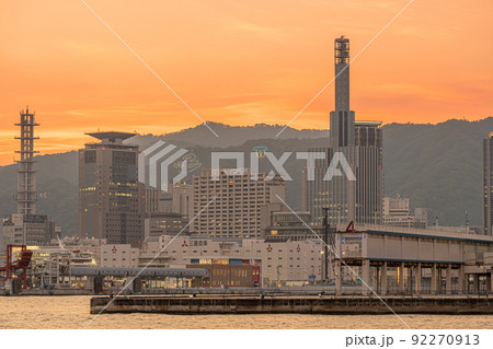 点灯した山麓電飾と美しい夕焼けの神戸風景　【神戸風景】 92270913