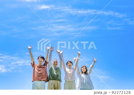 万歳する家族 青空バック 万歳する家族 青空バック 92272128