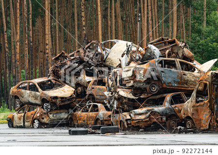 Shot and burned cars during the war in Ukraine 92272144