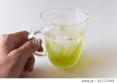 グラスに入った冷たい緑茶 手入り グラスに入った冷たい緑茶 手入り 92272489