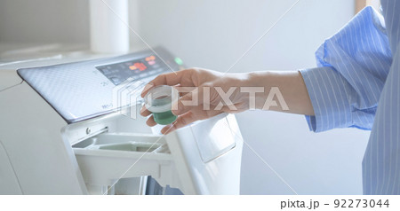 洗濯する女性　洗剤を入れる 92273044