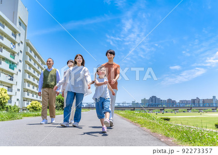 河川敷を散歩する家族三世代 92273357