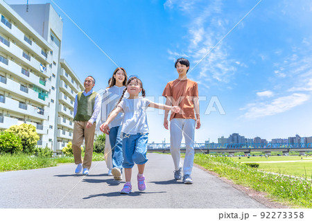 河川敷を散歩する家族三世代 92273358