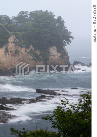 茨城県北茨城市　曇り空の五浦海岸 92273539