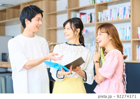 大学生　学生　生徒　若者　グループ　友人 92274371