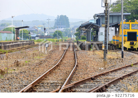 駅のプラットフォームに伸びるローカル線の線路 92275716