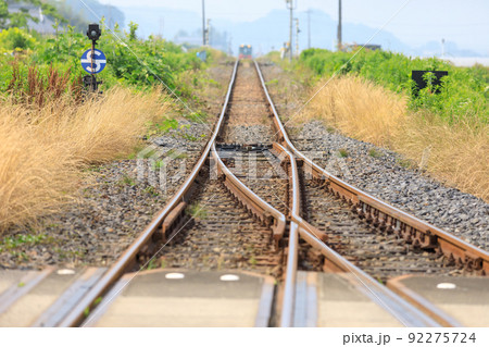 小さな丘を超えて来るローカル線の電車 92275724