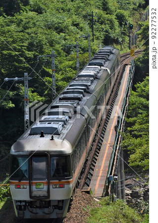 山奥の鉄橋を渡るキハ85系ひだ 山奥の鉄橋を渡るキハ85系ひだ 92277532