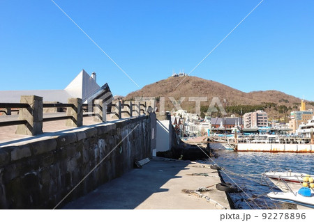 北海道　函館　金森赤レンガ倉庫とベイエリアの街並み 92278896