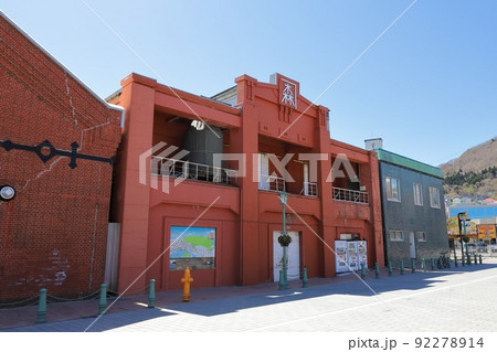 北海道　函館　金森赤レンガ倉庫とベイエリアの街並み 92278914