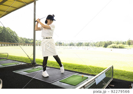 ゴルフの練習中の女性　日本人　ゴルフ　サークル活動 92279566